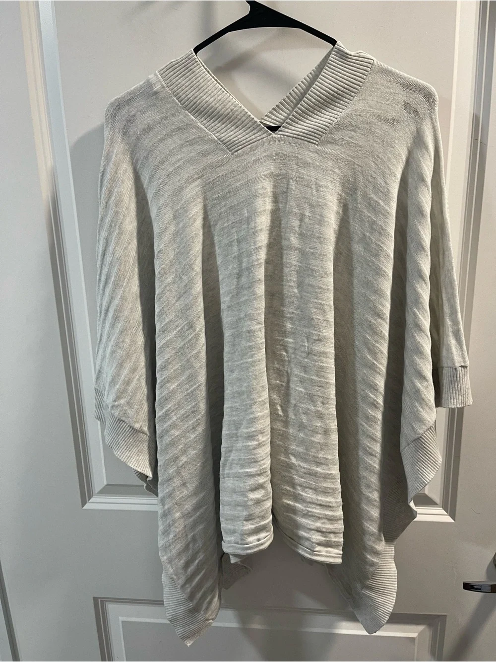 lululemon athletica Light Gray V-Neck Knit Tunic /Pancho